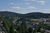 Weilsberg (rechts) neben Kleiner Feldberg (links) über dem Ort Niederreifenberg