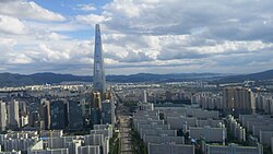 Lotte World Tower kohoaa merkittävästi Soulin muun rakennuskannan yläpuolelle.