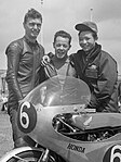 Jim Redman, Luigi Taveri en Kunimitsu Takahashi met de Honda RC 145 in 1963