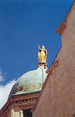 Standbeeld van die heilige Anna op die koepel van die katedraal