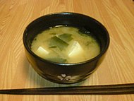 Sopa de missô japonesa com tofu, wakame e cebolinha