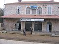 Bahnhof Muslimiyya (Mouslimié), Syrien. Man beachte die unterschiedliche Transkription des Ortsnamens der beiden Bahnhofsschilder.