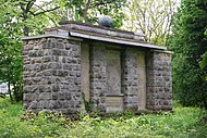 Kriegerdenkmal in Woltersdorf, dessen Bildplatte von Fidus zu Ehren der gefallenen Woltersdorfer Soldaten des Ersten Weltkriegs geschaffen wurde