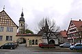 Marktplatz in Hüttenheim mit Eingang zur Kirchenburg