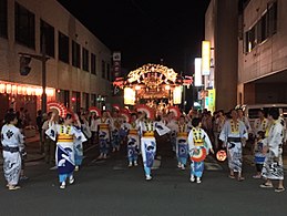 屋台パレード：囃子に合わせて手踊りしながら進む踊り手（谷地田町の屋台を先導、2017年）