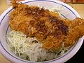 Sosū katsudon com tonkatsu regado de molho.