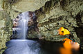 Tu mewn i Ogof Smoo, Sutherland.