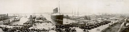 O Lusitania na cidade de Nova York en setembro de 1907. Fotografía tomada con lente panorámica.