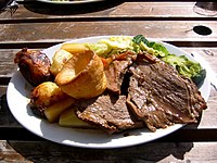 Sunday roast Inggeris dengan daging lembu panggang, kentang panggang, sayur-sayuran dan puding Yorkshire