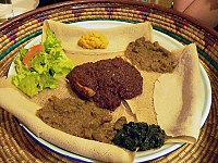 Masakan Habsyah dan Eritrea biasa : Injera (roti seperti lempeng) dan beberapa jenis wat (stew)