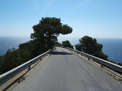 À Grimaldi, cette route secondaire semble plonger dans la mer Méditerranée.