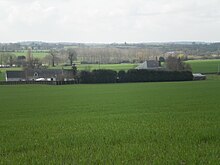 Photographie de champs et d'une ferme au Pin.