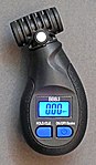 Med en Pneumeter mäter man lufttryck, på bilden en handhållen pneumeter för mätning av lufttrycket i cykeldäck.