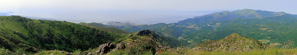 Panorama verso sud, al centro il Porto di Pra'