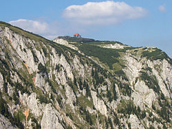 A Schneealpe és a Schneealpenhaus menedékház délről nézve