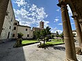 Il chiostro del convento (agosto 2020) - veduta della chiesa abbaziale.