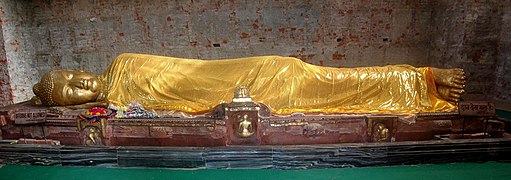 Ősi, faragott Buddha-szobor a Mahaparinirvána templomban, Kusínagar, India