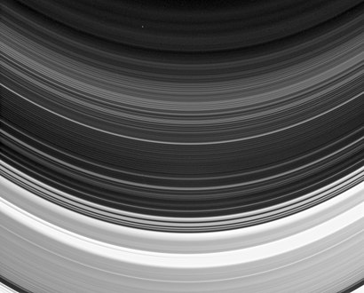 Struktur des D-Ringes und des beginnenden C-Ringes (unterer Bildbereich), in den unteren Ecken ist die Colombo-Teilung zu sehen (Cassini, 2015, stark aufgehellt)