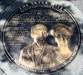 Gedenkplatte für William Edward Burghardt Du Bois und Mary White Ovington im Bürgersteig der amerikanischen Stadt.... (wo ?)