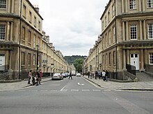 Rue en pente entre le Circus (en haut) et Queen's Square, deux quartiers de Bath, vue depuis le Circus