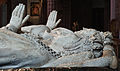 Makam Henri II dan Catherine de Médicis, yang berbaring, dihiasi dengan "tirai basah"[3]