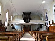 Vue intérieure de la nef vers la tribune d'orgue.