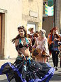 Danseuse et musiciens, lors de la Fête Médiévale de 2010.