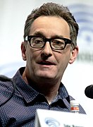 Tom Kenny interprète la voix de Bob l'éponge.