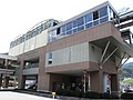 みどり口駅。写真手前が降車ホーム、奥が乗車ホーム。みどり口駅の改札は高架で瀬野駅（左下に停車中の電車あり）の橋上駅舎に直結していた。みどり中央駅もJR線連絡通路を持つこと以外は同様の構造であった。