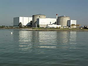 Kernkraftwerk Fessenheim mit den beiden Reaktorgebäuden (grau), davor Gebäude mit Lager- und Abklingbecken für die Brennstäbe, im Vordergrund der Rheinseitenkanal (Aufnahme von Südosten, 2010)