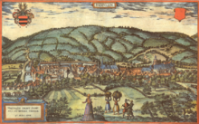 Colorierter Stich Büdingens von Braun-Hogenberg. Die mittelalterliche Stadt im Vordergrund, der Pfaffenwald im Hintergrund