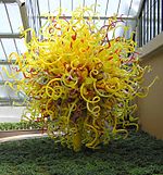 Glasbeeldhouwerk deur Dale Chihuly by 'n uitstalling te Kew Gardens, Londen, Engeland. Die stuk staan 4 meter hoog.