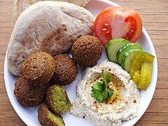 Sarapan Palestina kanthi falafel, humus, torshi lan roti pita