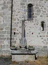 Croix devant l'église.