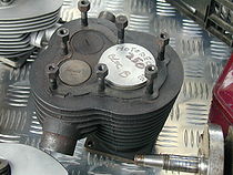 Bovenaanzicht van de cilinder van een zijklepmotor: links de kleppen, rechts de zuiger