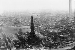 Luftbild vu dr Wältuusstellig mit em Eiffeldurm