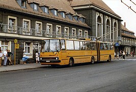 Oberleitungsbus vor den Bahnhof Weimar (um 1990)