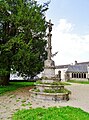 Église paroissiale Notre-Dame : calvaire et ossuaire au sein de l'enclos paroissial.