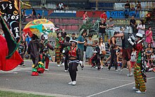 [[Comparsa (carnaval)|Comparsa]] local interpretando frente al público