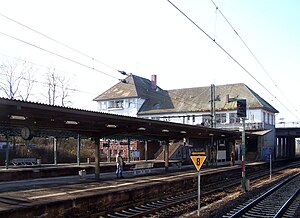 Darmstadt Nordbahnhof, Ansicht von Nordosten aus vorbeifahrendem Zug