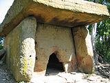 Een dolmen aan de rivier de Dogoeab nabij het dorpje Psjada in de Russische Kaukasus