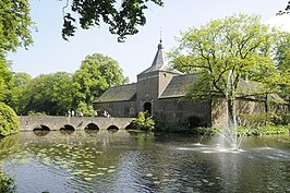 Buitenzijde poortgebouw, met vaste brug over de buitengracht