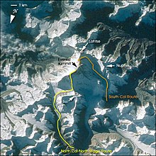 Image satellite de l'Everest et de ses environs, et tracés en couleur de deux voies d'accès.
