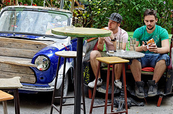 Jeunes consommateurs au Szimpla Kert, bar de ruine à Budapest. (définition réelle 4 928 × 3 264)