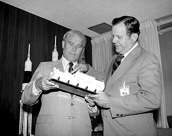 Őrségváltás. Wernher von Braun a Marshall Űrközpont első és William R. Lucas, a harmadik igazgatója egy Space Shuttle-modell részletével