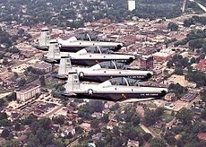 Formace letadel Beechcraft T-6 Texan II 14. cvičného křídla během přeletu nad městem Columbus v Mississippi