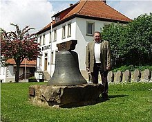 Adolf Höhn am Denkmal mit der „Freiheitsglocke“