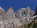 Il versante sud-ovest dell'Aiguille Blanche de Peuterey, delimitato a destra dal pilastro del Picco Gugliermina.