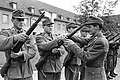 Soldati della precedente organizzazione B-Gendarmerie si addestrano con fucili M1 Garand durante gli anni '50