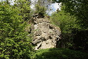Bild 5: Felsklotz mit möglichem Mauerrest (April 2012)
